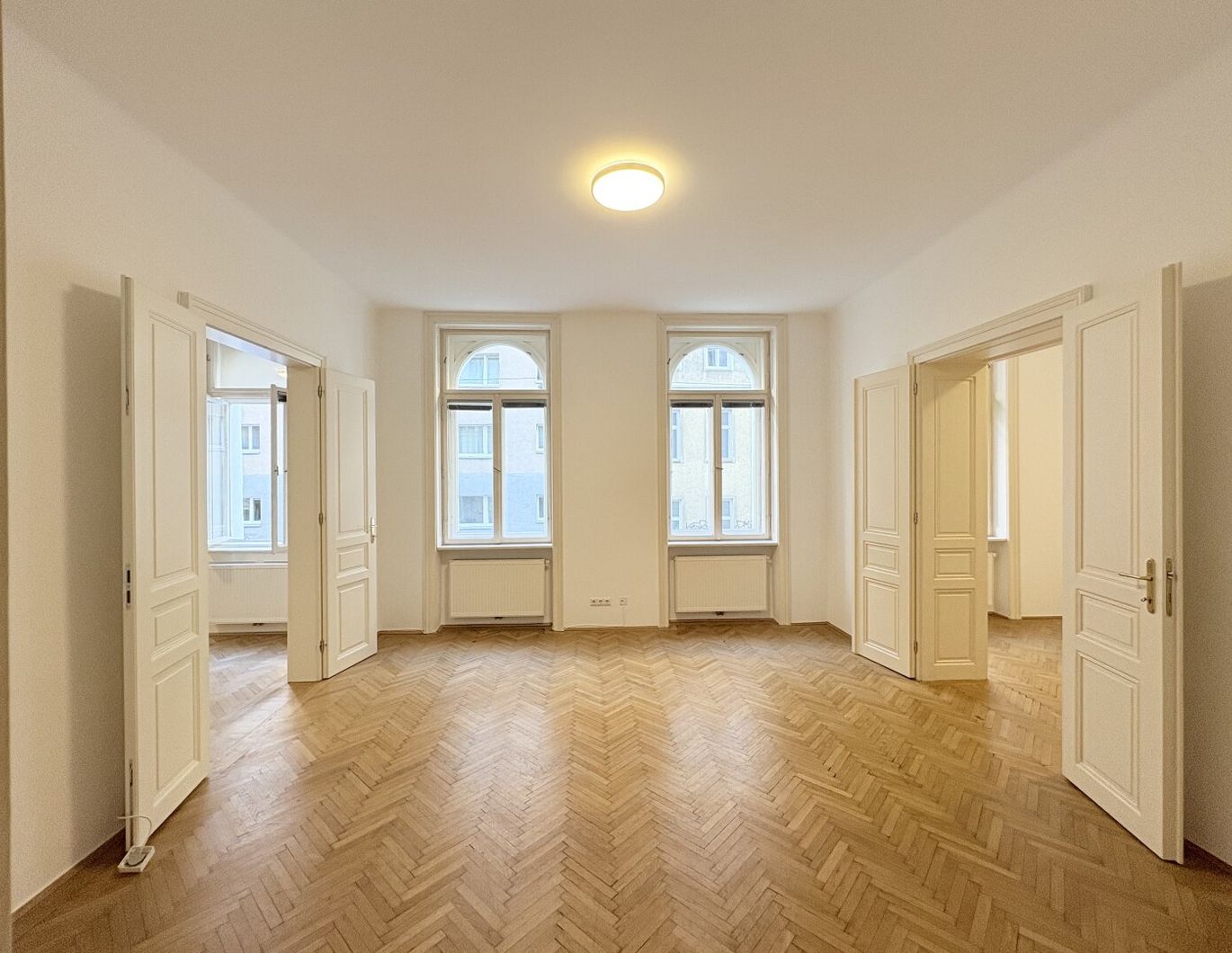 Großzügiges 3-Zimmer Altbaujuwel mit Nähe zur U4 Friedensbrücke! Zwei Badezimmer!
