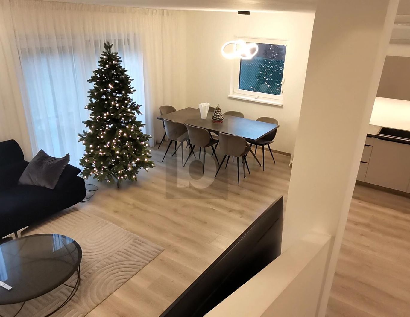 KLARE LINIEN - ELEGANTE AUSSTATTUNG - GARTEN MIT TERRASSE