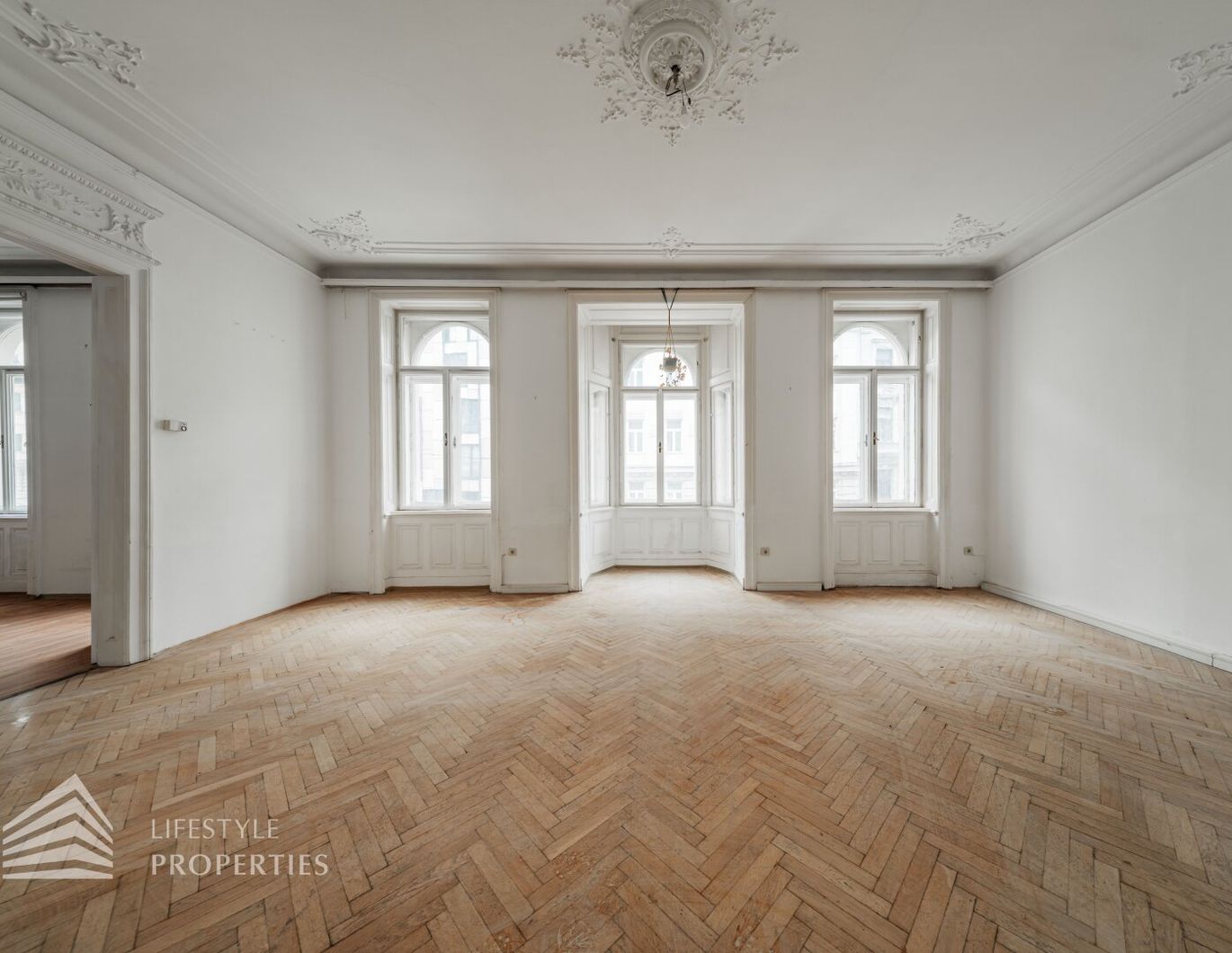 Renovierungsbedürftige 4,5-Zimmer Wohnung in zentraler Lage