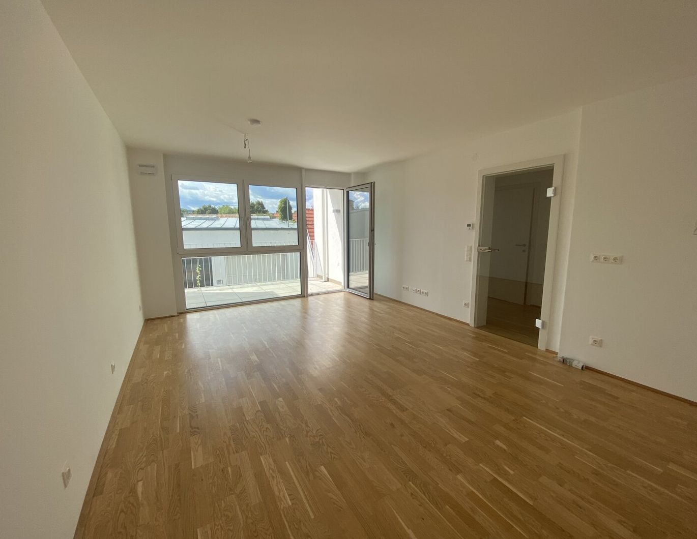 MEHR ALS 50 M² - GROSSZÜGIGE 2 ZIMMER WOHNUNG