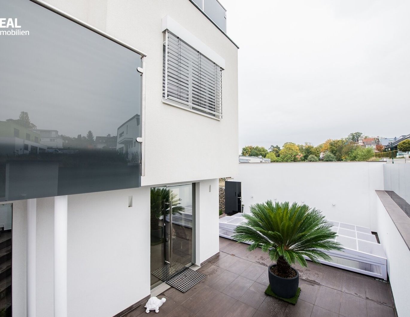 Exklusives Luxuspenthouse/Doppelhaushälfte mit 5 Zimmern, 2 Garagenplätzen, Heimkino und vielem mehr!