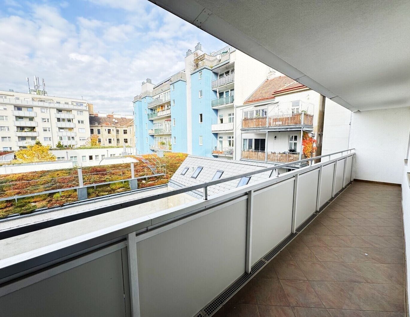 U6-Dresdner Straße : 3 Zimmer mit Loggia in Hofruhelage