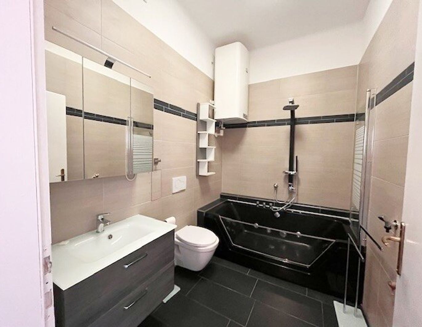 Schöne Altbauwohnung in zentraler Lage