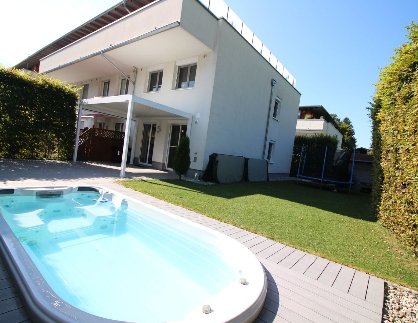 ECK-REIHENHAUS MIT POOL UND VOLLKELLER! SOFORT ZU BEZIEHEN!
