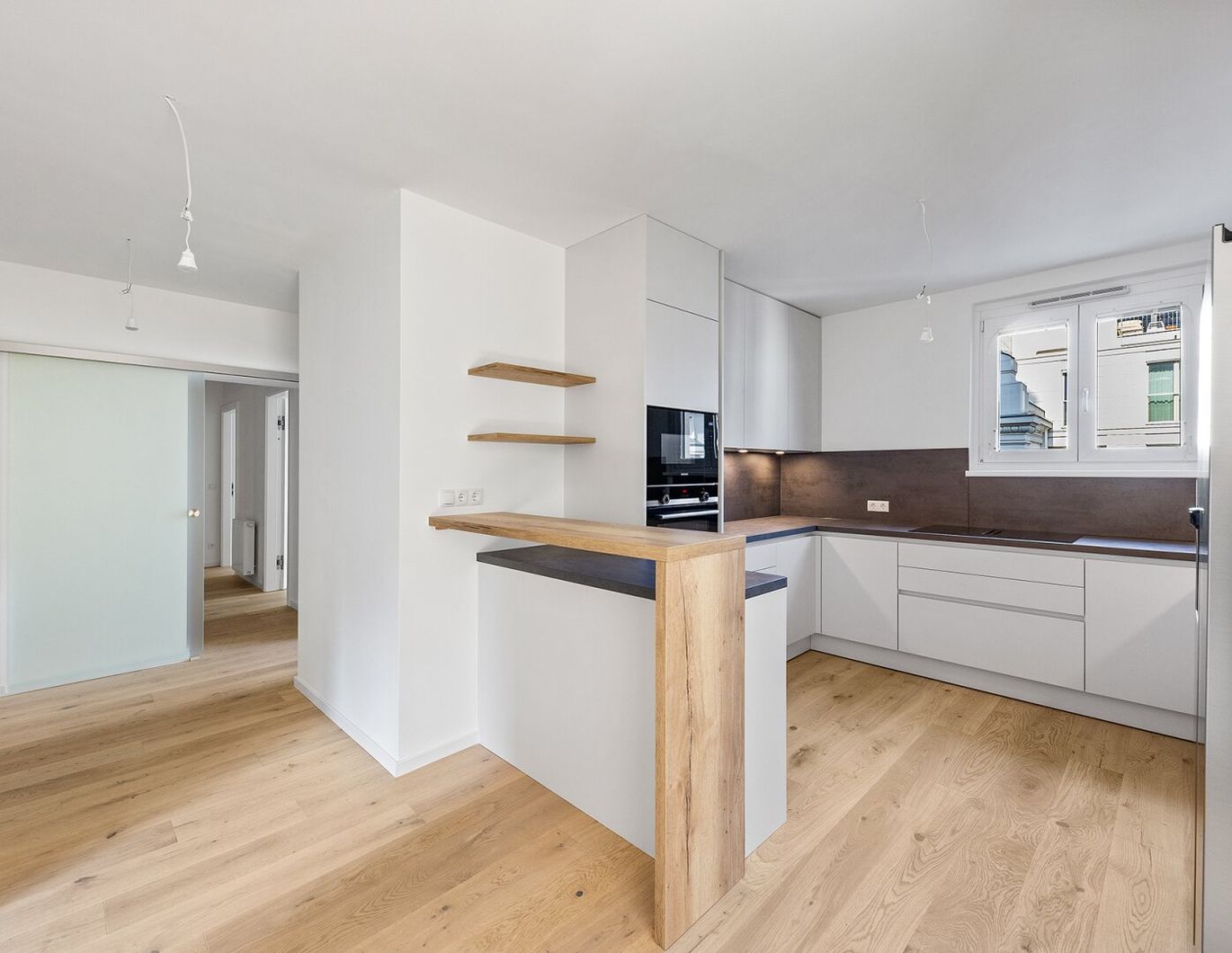 Generalsanierte Eigentumswohnung auf einer Ebene mit Terrasse - Gegenüber Sofiensäle