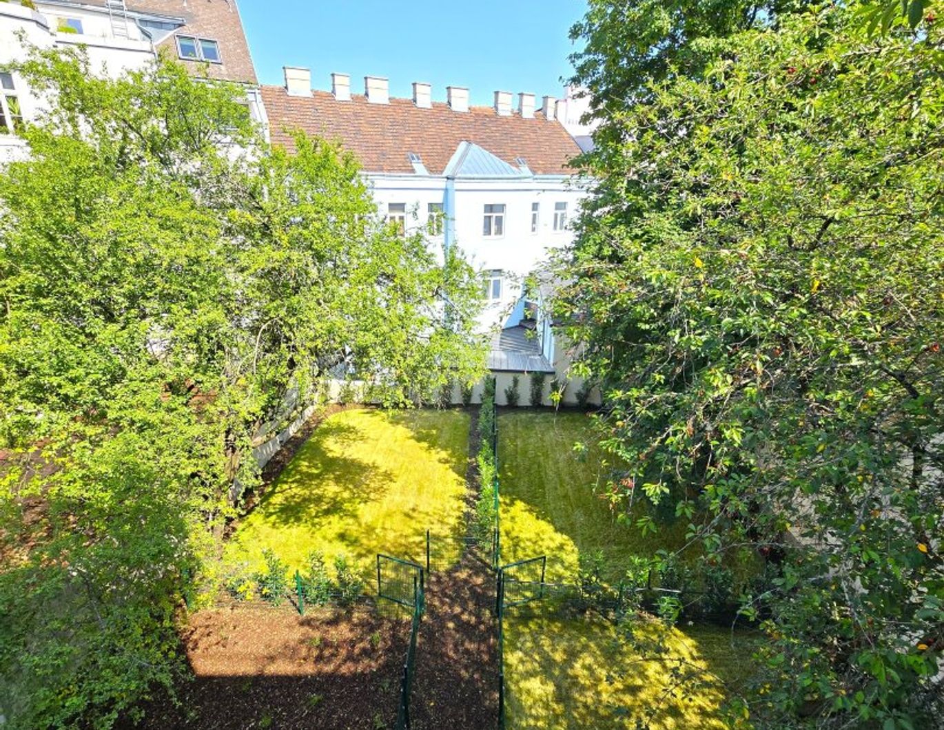 Hier rauscht kein Verkehr, nur die Blätter im Hof! TOP saniert + Hofseitige Terrasse + Viel Grün + Viel Lebensqualität + Absolute Ruhelage + Ideale Raumaufteilung! Besser geht´s nicht! Nicht lange zögern...