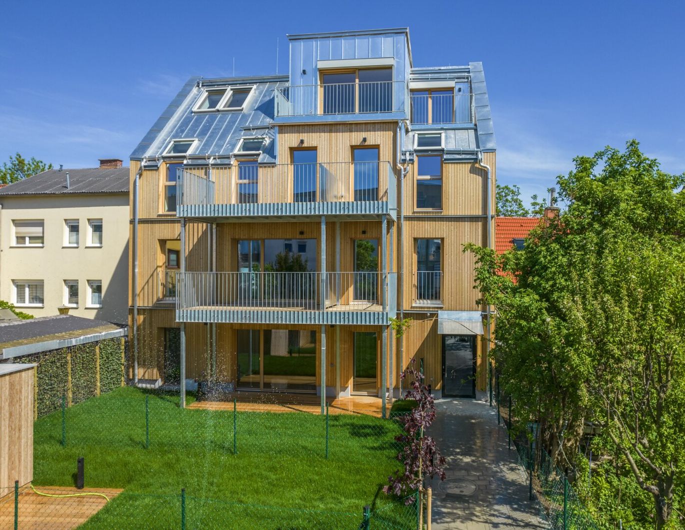 Holz-Hybrid-Neubau mit Balkon + Garten
