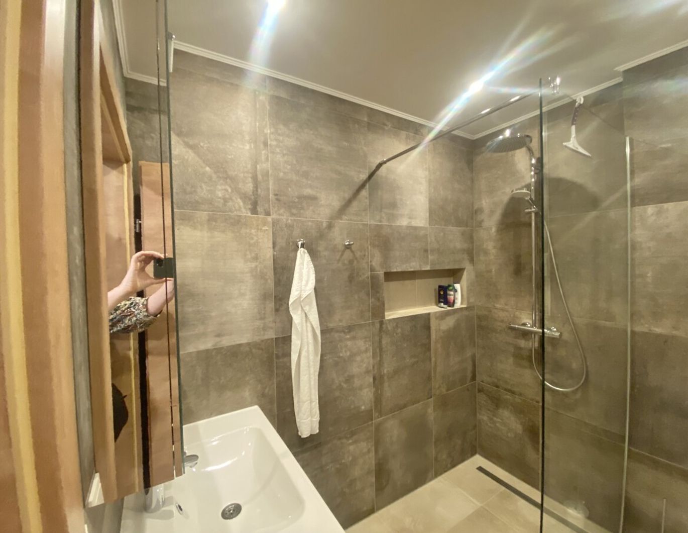 Perfekt + Hochwertig ! 2 Zimmer Wohnung + separater Küche und Essplatz. Furnished 1 bedroom next U1