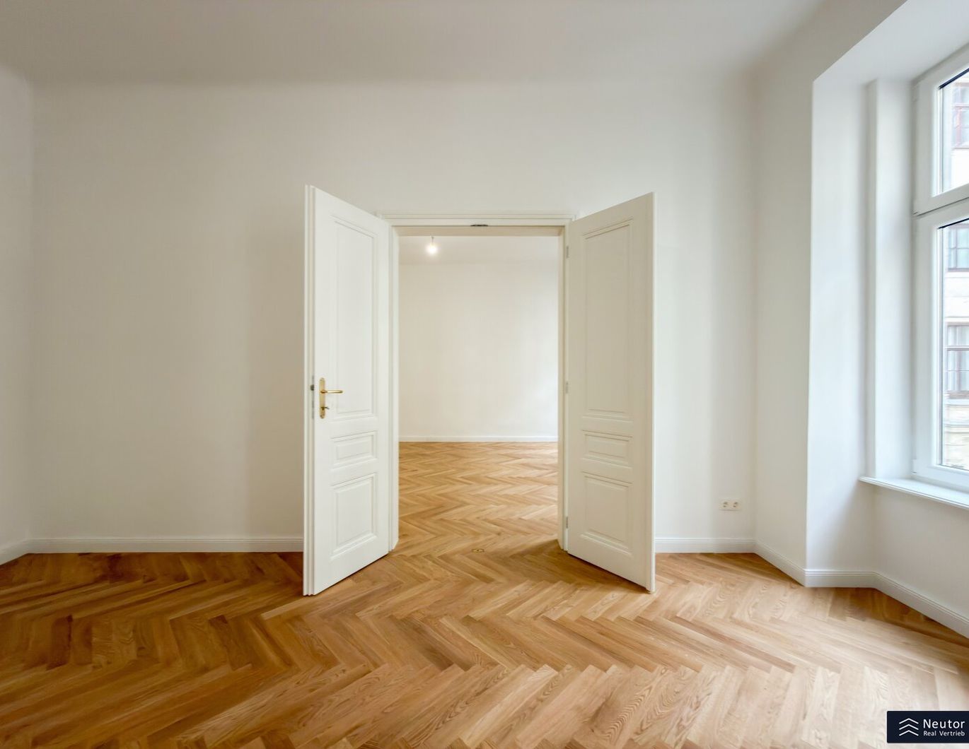 ERSTBEZUG NACH SANIERUNG - ALTBAUWOHNUNG IN BESTER LAGE DES 4. BEZIRKS - ELEGANZ TRIFFT CHARME