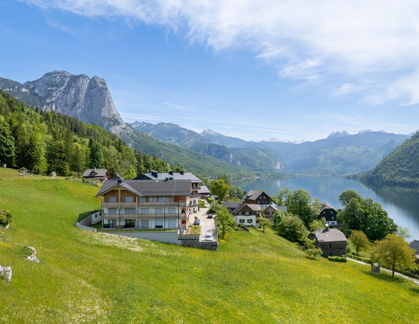 Luxus und Ruhe am GRUNDLSEE! Exkl. Appartement mit herrlichem Seeblick!