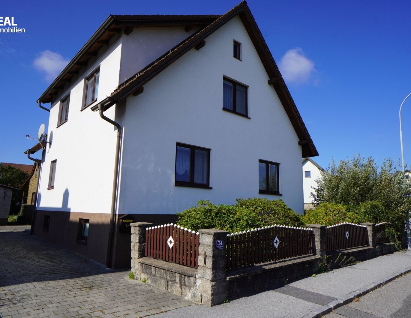 Schönes Einfamilienhaus mit Garten, Garage und großem Schuppen