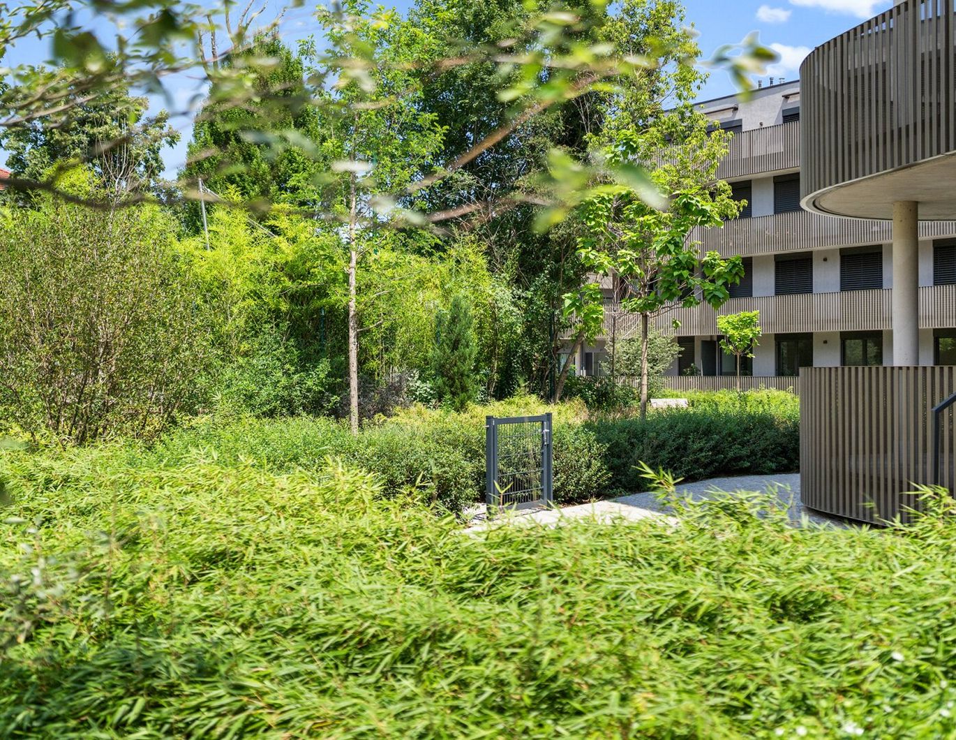 ERSTBEZUG: Wohnen im Privatpark mit Wellness und Fitness