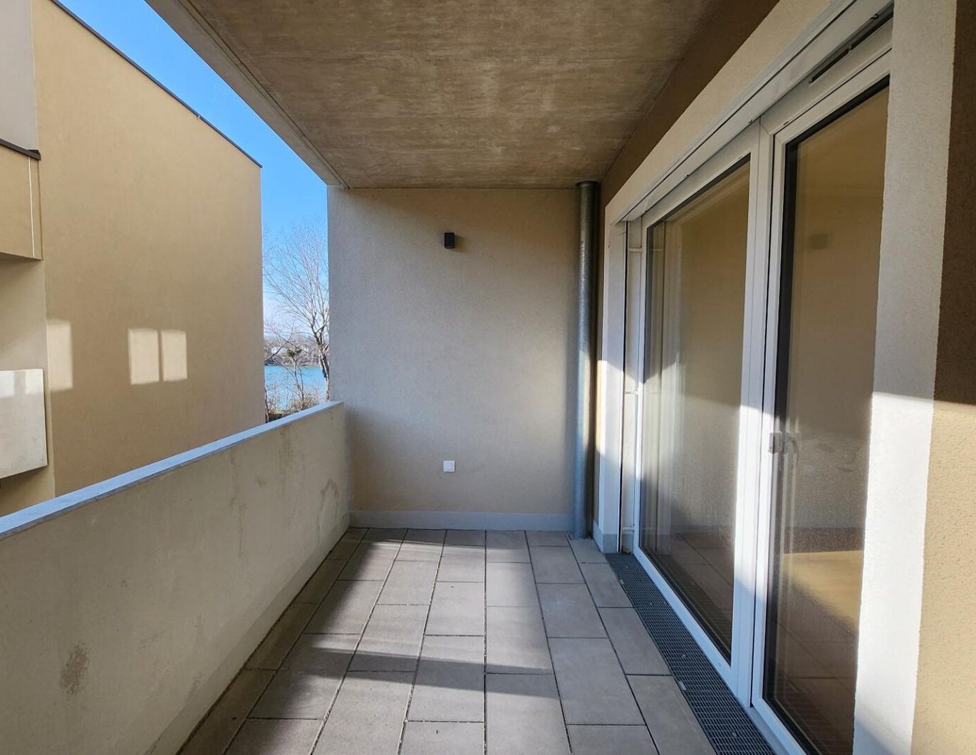 GEGENÜBER HIRSCHSTETTNER BADETEICH!