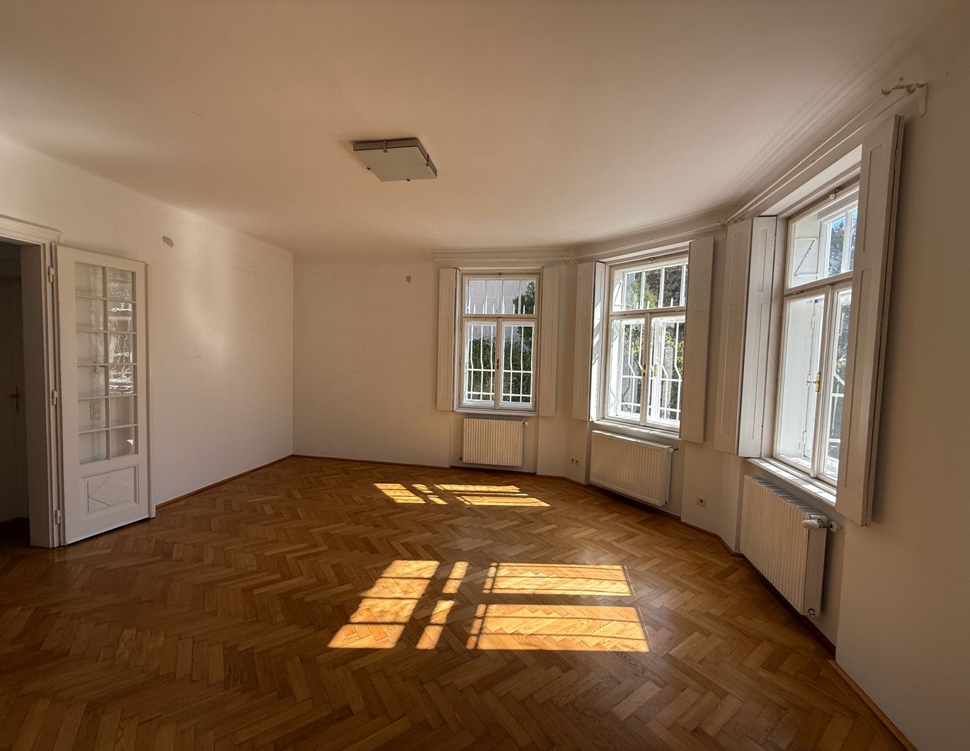 Wohnebene in Stilvilla, mit Wintergarten und Terasse