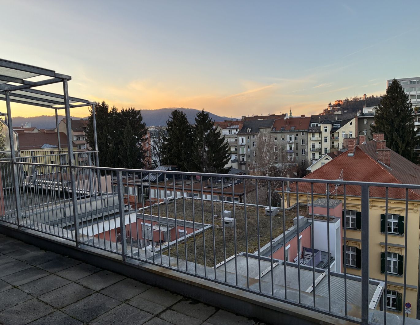 Zentral, aber ruhig gelegene 2,5-Zimmer Wohnung im 6.OG mit Terrassen - 8010 Graz - zu mieten