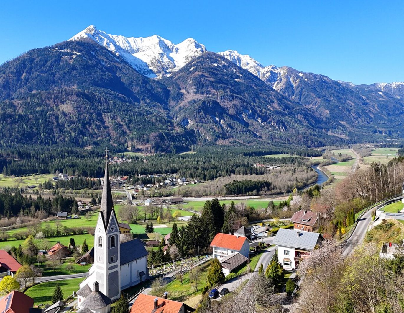 Ferienpension oder Familienidylle? Vielseitiges Wohnhaus mit Bergpanorama & Potenzial