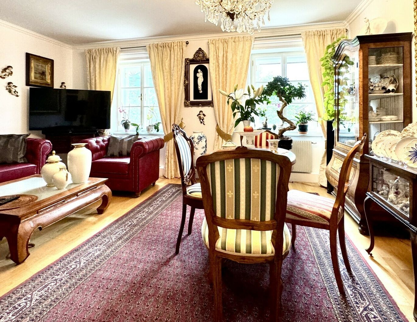 Sanierte Altbauwohnung mit Petzenblick und guter Bahnanbindung!