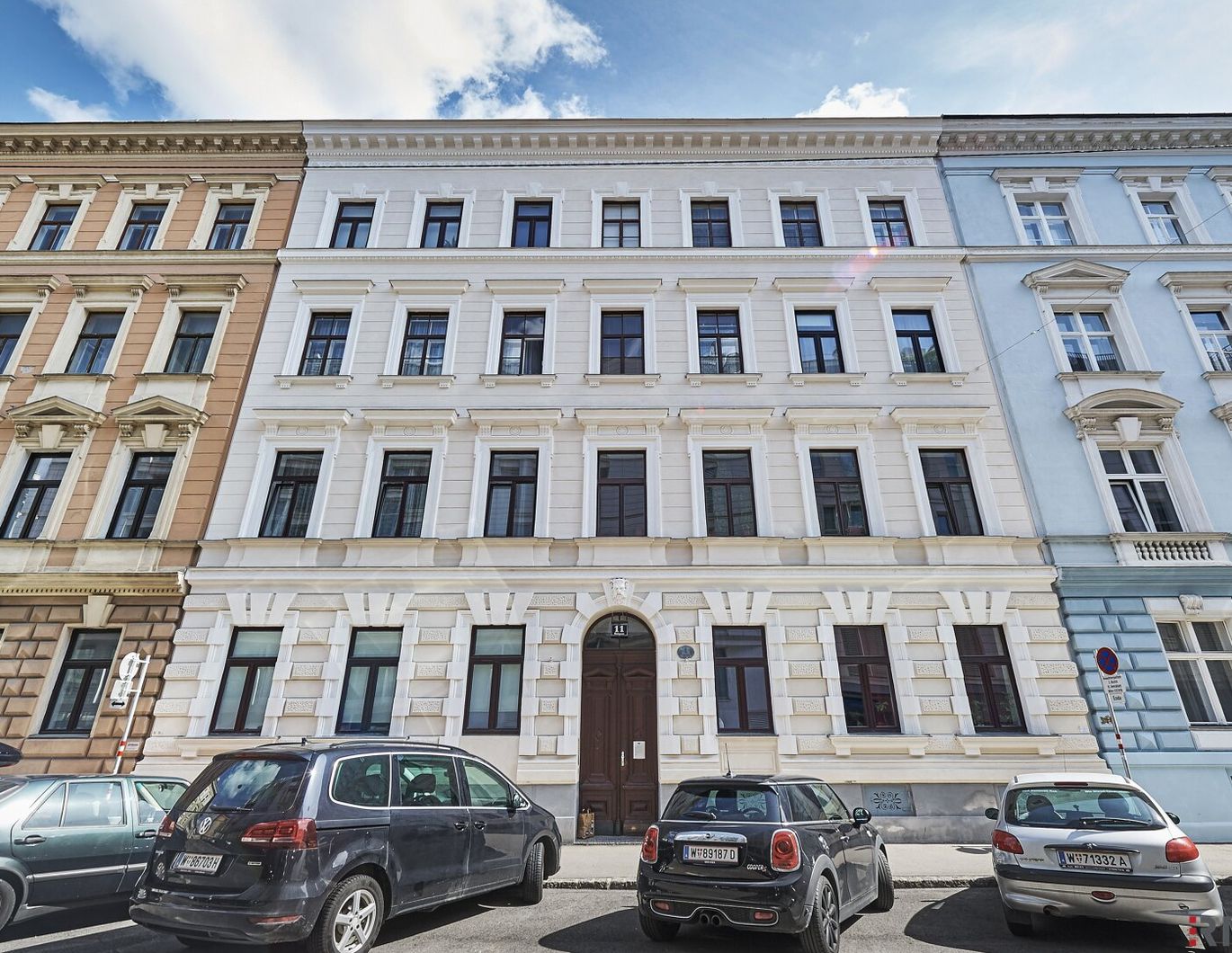 ZU FUSS IN DEN 1. BEZIRK | Altbauwohnung mit Loggia in repräsentativem Jahrhundertwendehaus | Letztes Regelgeschoss