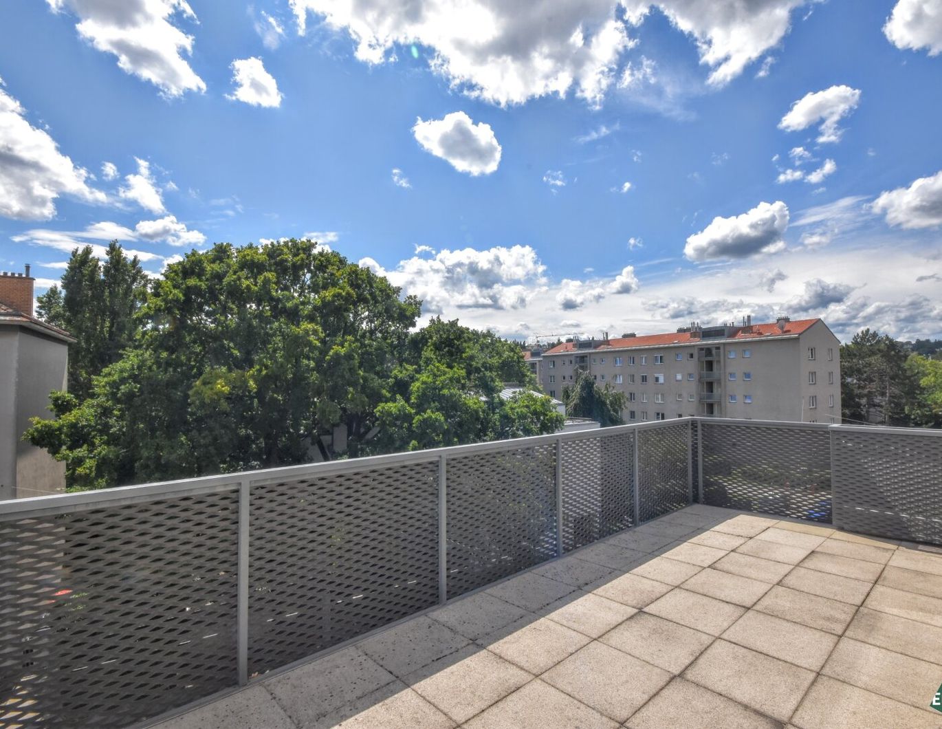 Helle 5-Zimmer-Wohnung mit Westbalkon, Klimaanlage und Tiefgarage