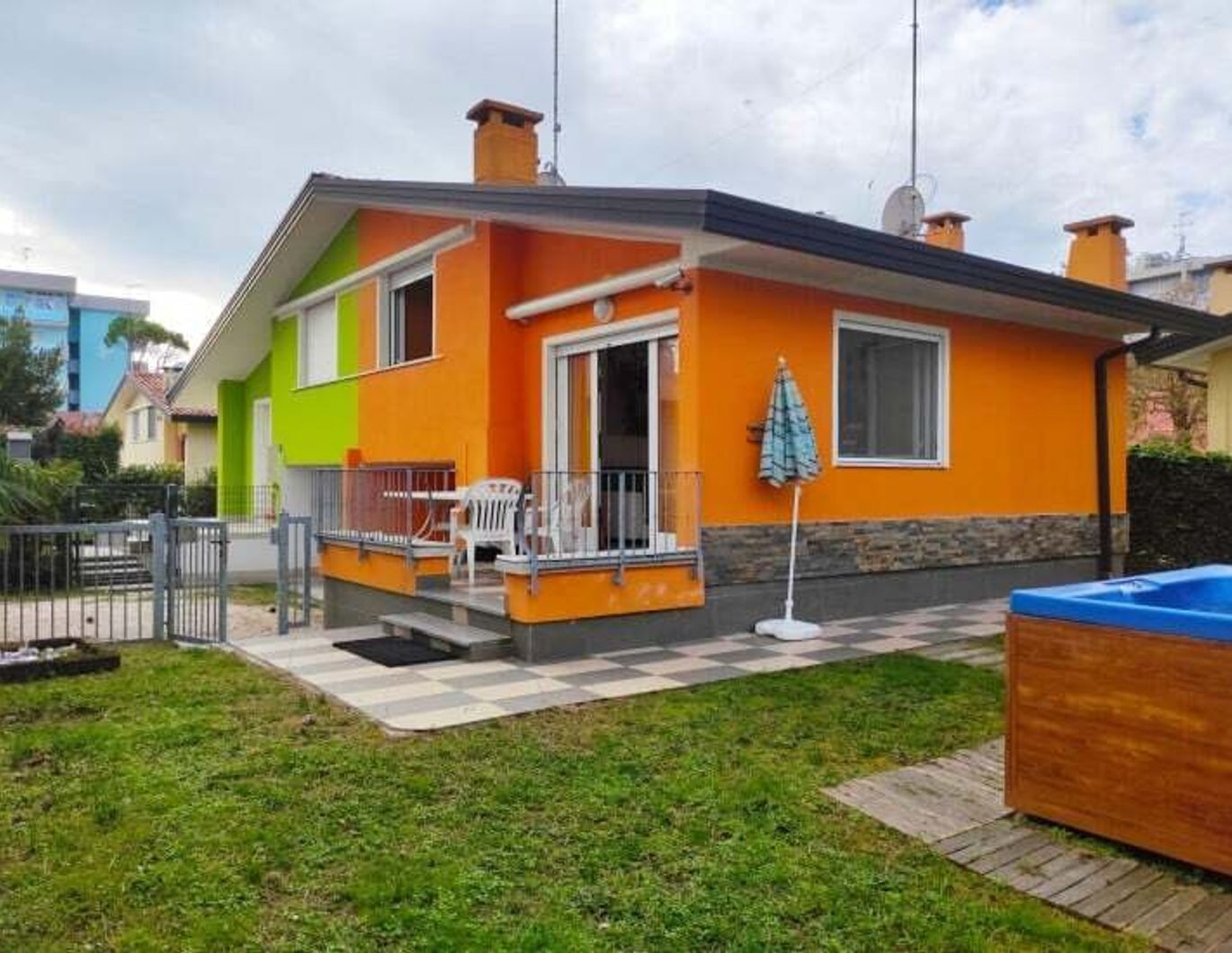 VILLA POLLUCE - HAUSHÄLFTE IN BIBIONE - NUR 40 m VOM MEER !