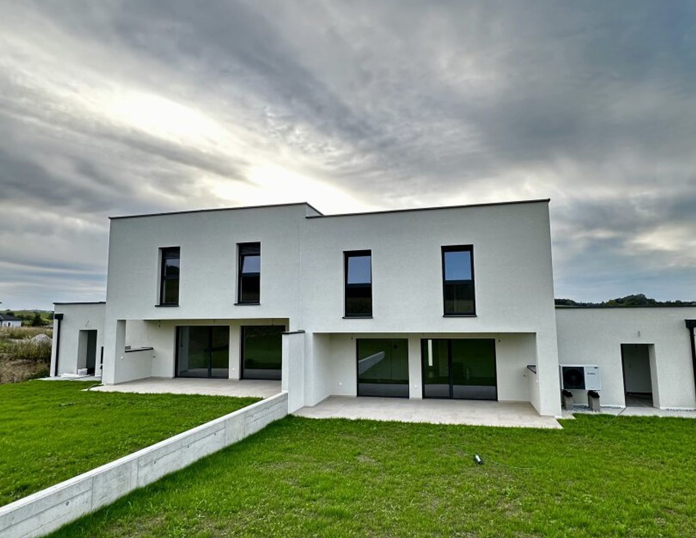 Schlüsselfertig - TOP 1. Nähe Wels in Niederthalheim- stilvolles Doppelhaus mit Weitblick ins Grüne