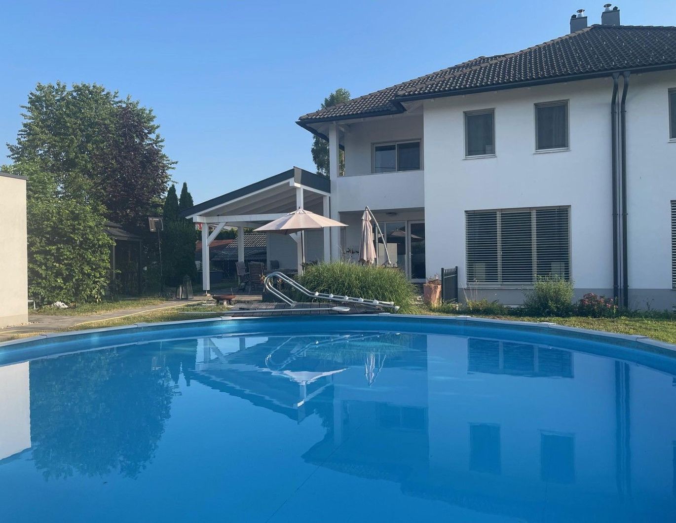 Gepflegte Doppelhaushälfte Süd/West-Seite, mit Doppelgarage und sonnigem Garten in Toplage
