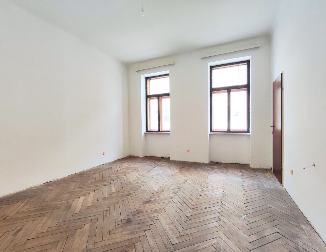 MATZNERPARK-NÄHE : Altbauwohnung mit Potential in ruhiger Lage