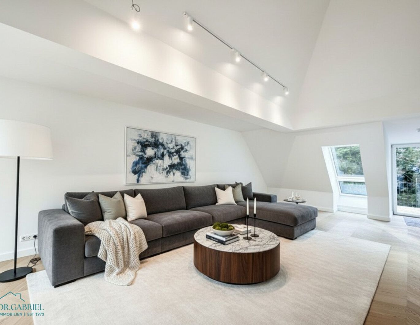 MODERNE PENTHOUSEWOHNUNG IN KOMPLETT RESTAURIERTER JAHRHUNDERTWENDEVILLA - ERSTBEZUG