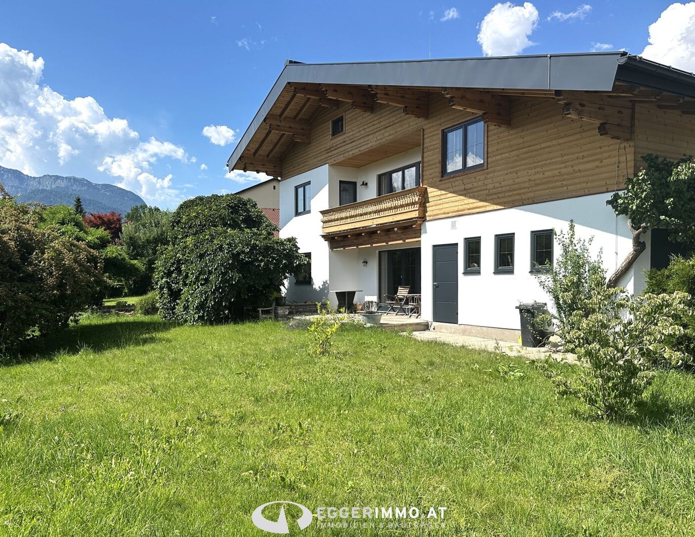 5760 Saalfelden: neu renoviertes Zweifamilienhaus in zentraler, ruhiger Lage von Saalfelden mit 2 Wohneinheiten, unterkellert, 2 Garagen und großem Garten