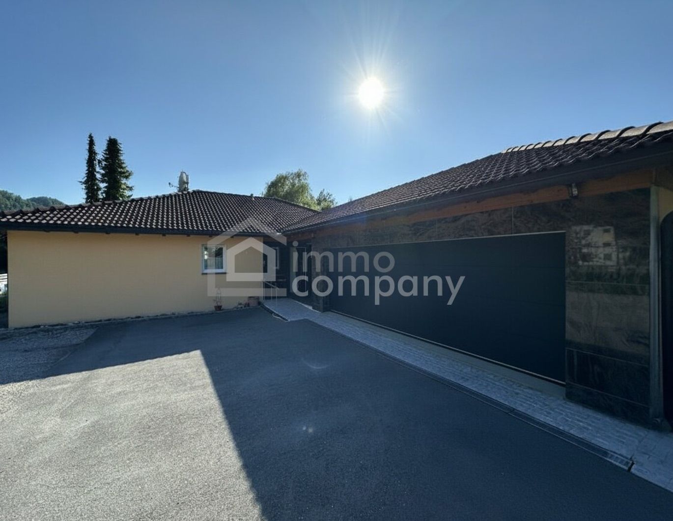 Unschlagbares Top-Angebot ! Luxuriöser Bungalow mit hochwertiger Ausstattung, Hohenems, zentrumsnah, sehr geräumige Dreier-Garage mit Fernbedienung, viel Grundstücksfläche, Gartenanlage, mit Terrasse, sehr gute Privat-Parksituation, Ruhelage, Sackgasse.