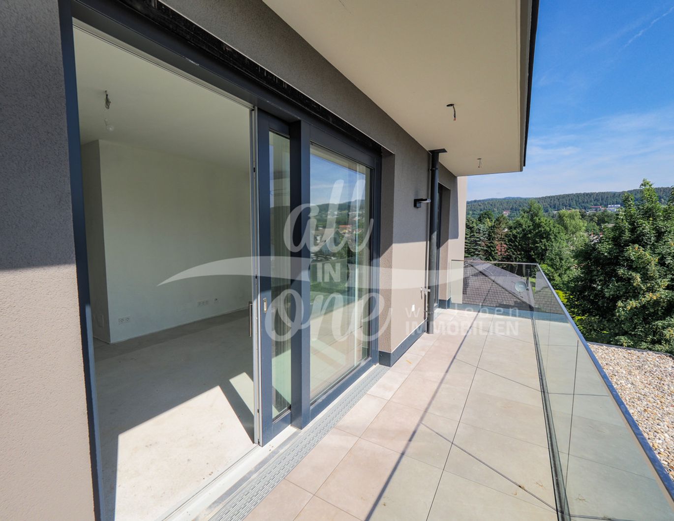Ruhiges Neubau-Mini-Penthouse mit Blick ins Zentrum von Velden