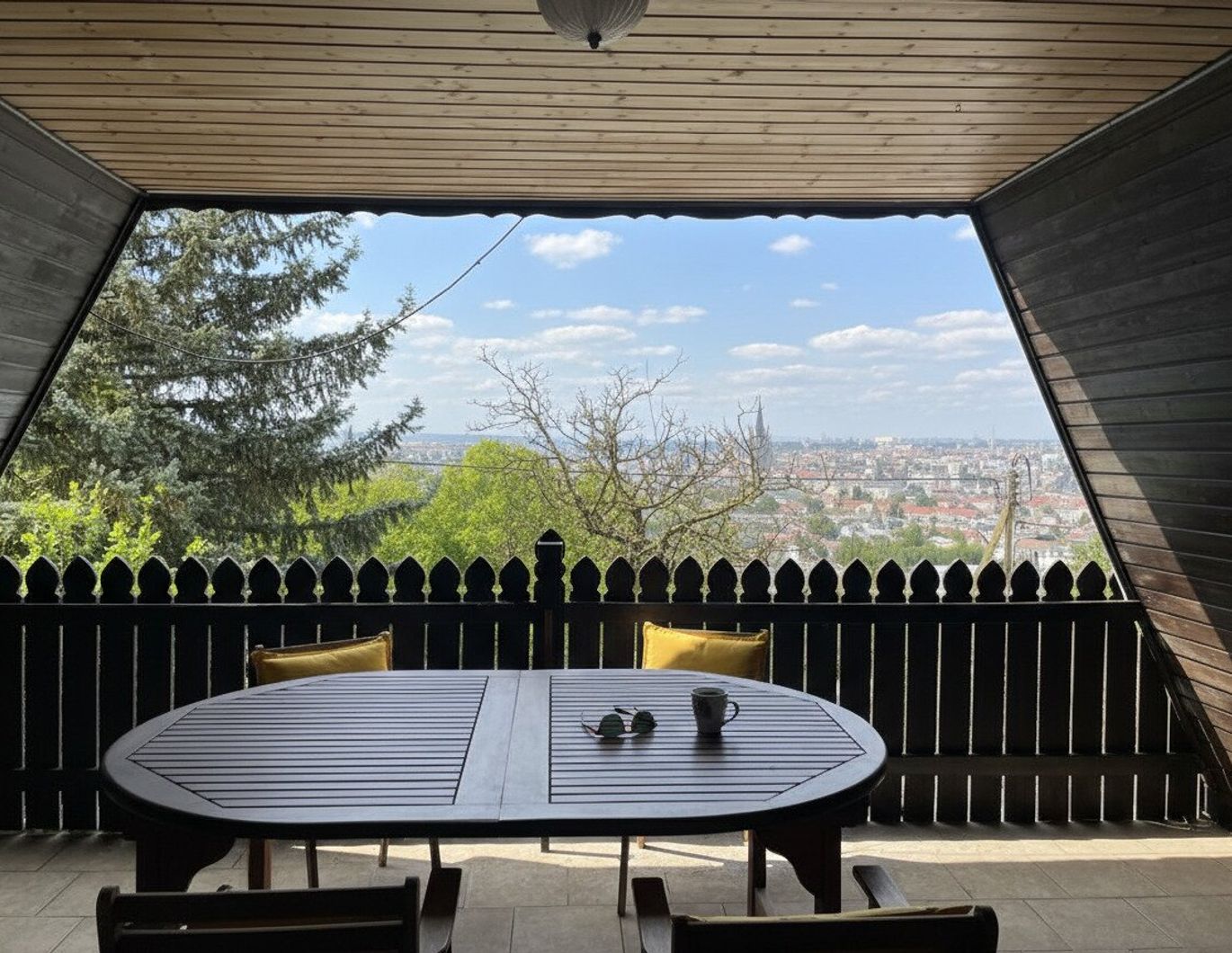 Panoramablick über Wien: Kleingartenhaus auf Eigengrund mit Parkplatz im Hackenberg KGV