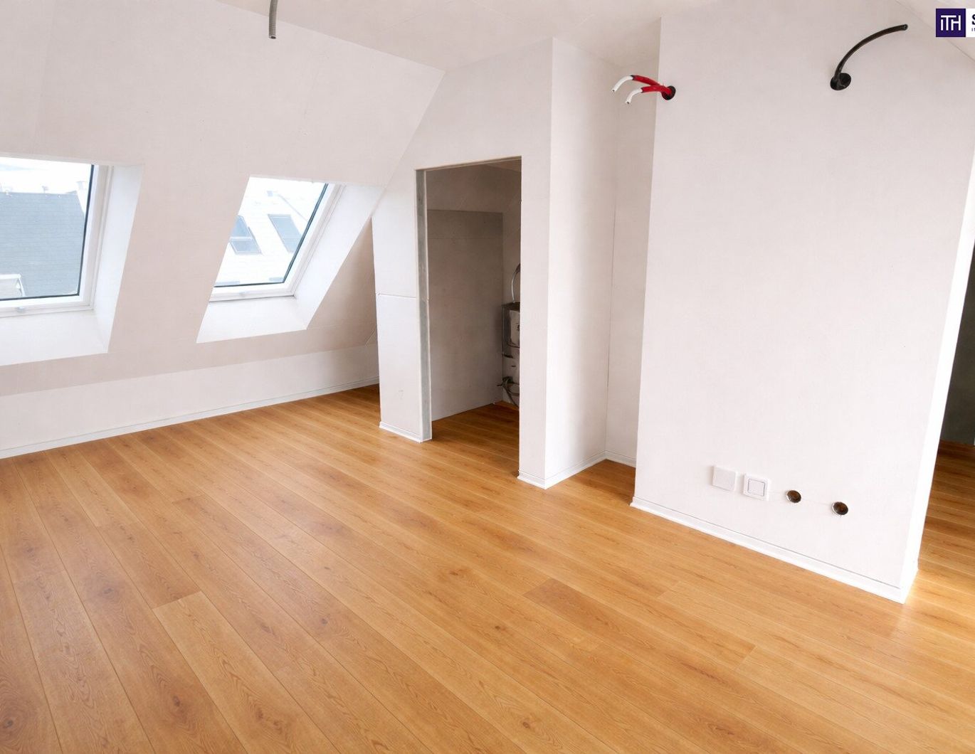 Stilvolle Dachgeschoss-Maisonettewohnung mit 2 Schlafzimmern und 2 Bädern im rundum sanierten Haus - effiziente Luftwärmepumpe & Klimaanlage - überzeugen Sie sich bei einer Besichtigung