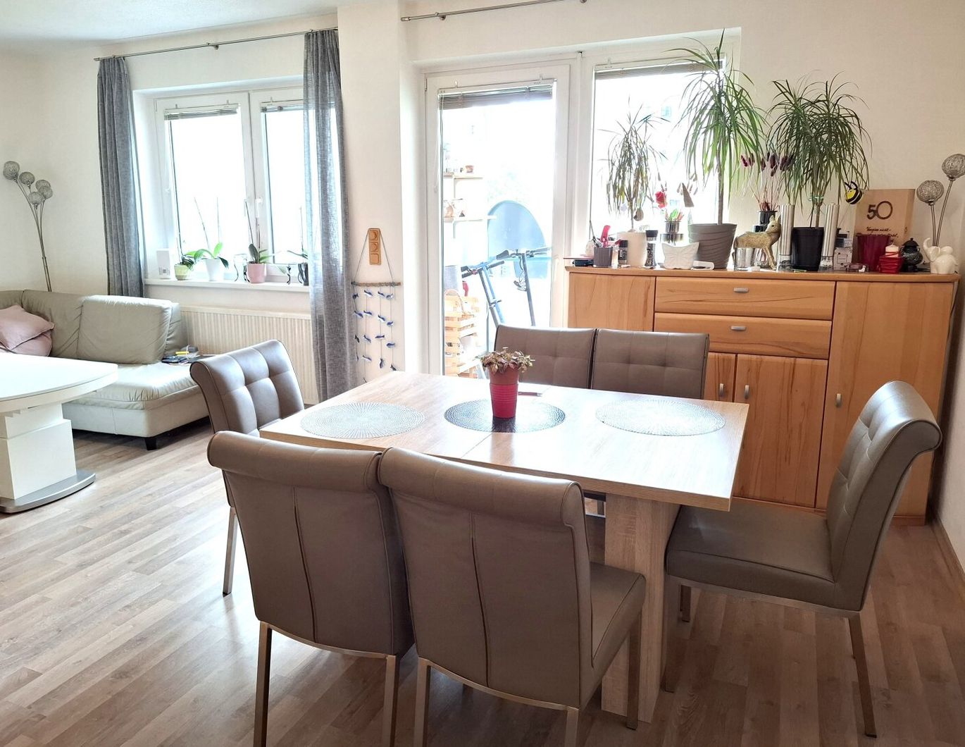 GEMÜTLICHE und HELLE 4 Zimmer-WOHNUNG - LOGGIA -LIFT