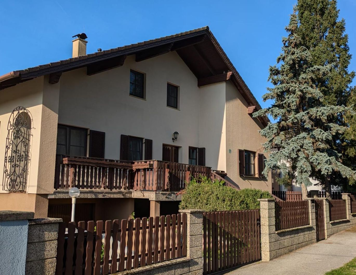 Charmantes Einfamilienhaus auf großem Grund in ruhiger Lage !