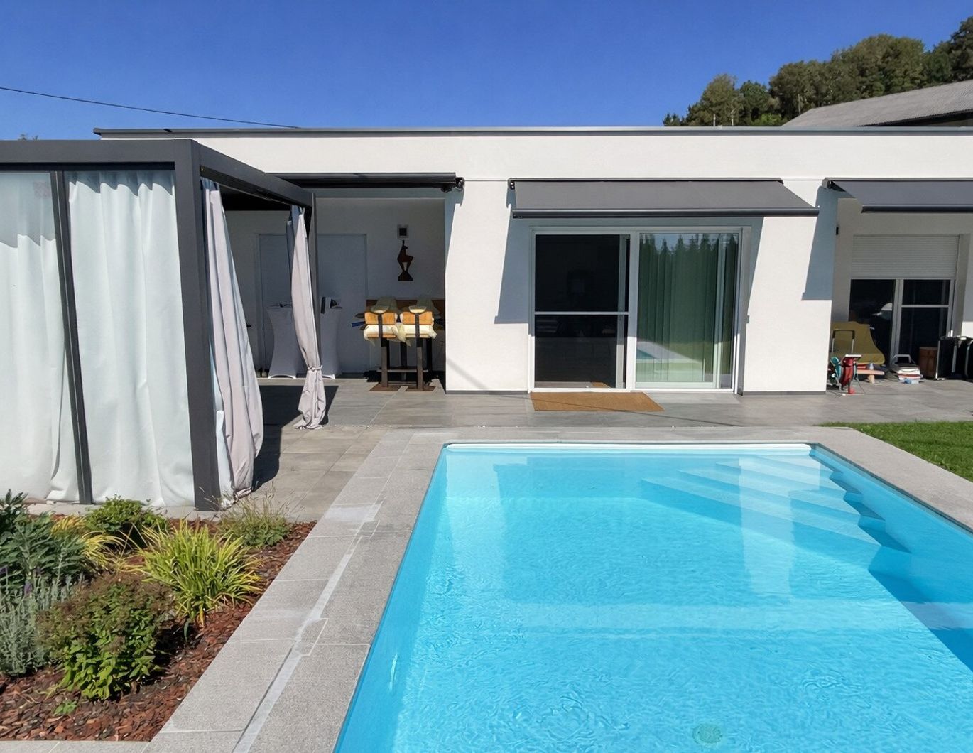 Leistbarer Luxusbungalow Tiroler Style mit Pool, Gartenhaus, Pavillon, Doppelcarport und PV-Anlage der die Herzen höher schlagen lässt Ampflwang am Hausruck