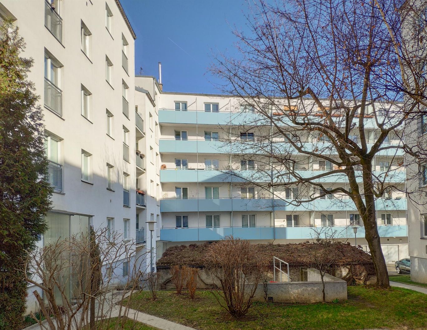 3-Zimmer-Wohnung mit Balkon im Grünen unbefristet & provisionsfrei (ACHTUNG: UNSANIERT!)