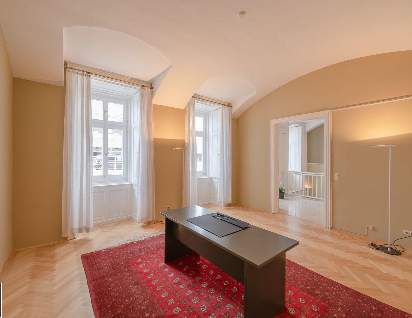 Wohnen am Stadtpark! Altbau mit großen Kellerräumlichkeiten z.B. als Galerie / Studio - sofort beziehbar!