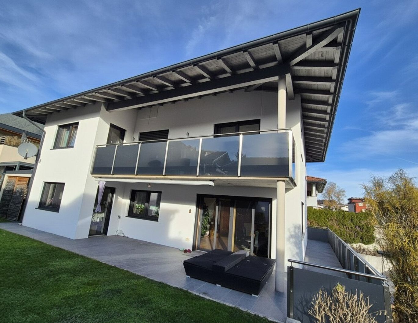 Neuwertiges großes modernes Wohlfühlhaus in zentraler Ruhelage