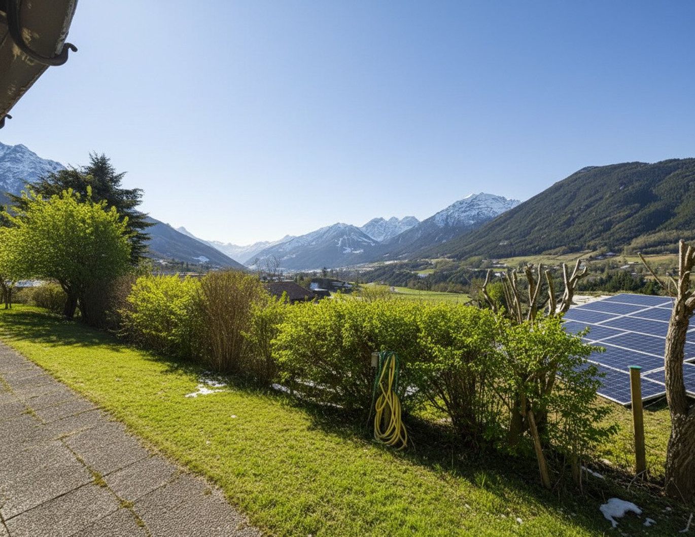 Renovierungsbedürftiger Bungalow in Premium-Südhanglage mit Traumaussicht