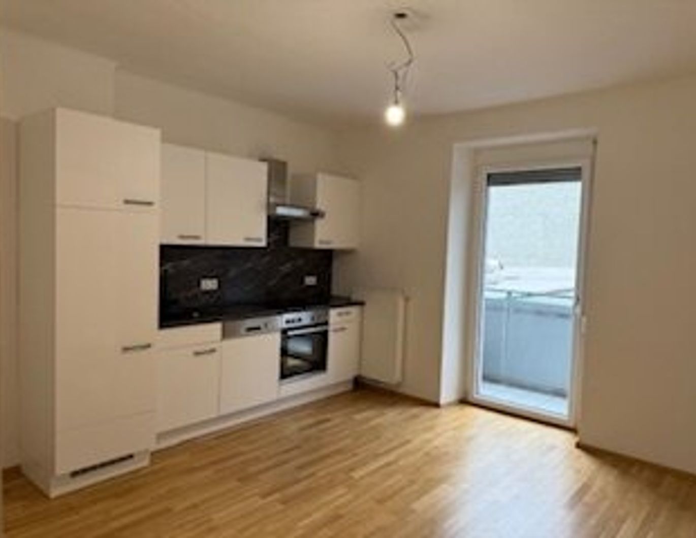 Schöne, sanierte Altbauwohnung mit Balkon nähe Hauptbahnhof Graz, 2-Zimmer-Wohnung, Küche/Essen mit Balkon in den Innenhof