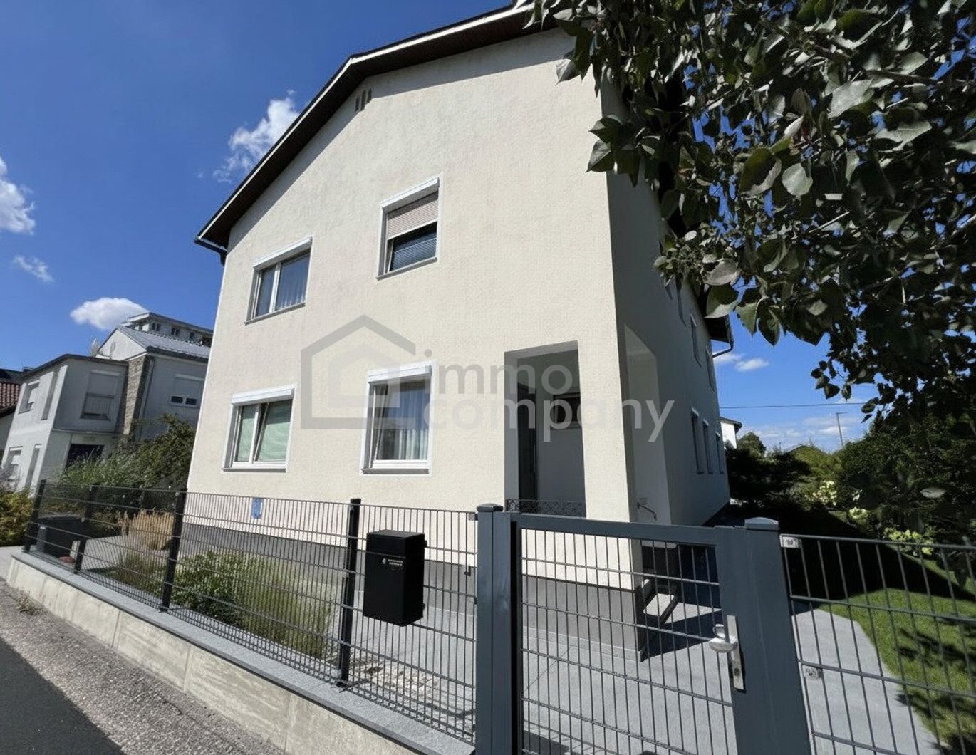 Schnell zuschlagen! Zweifamilienhaus in Enns mit Pool