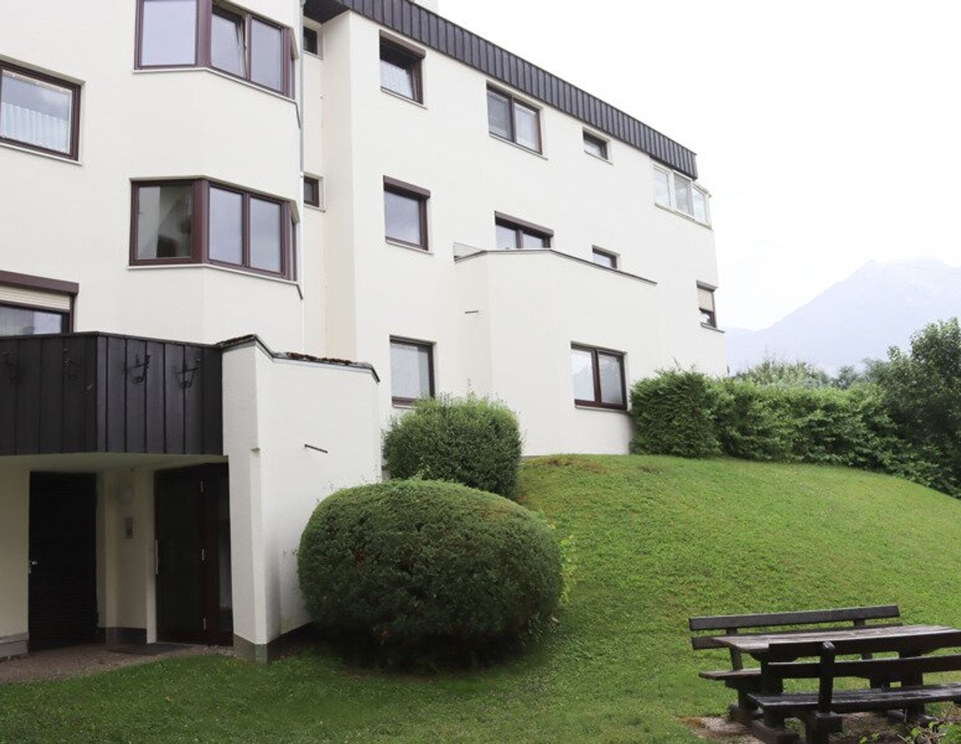 Sanierungsbedürftige 4,5 Zimmer-Wohnung mit eigenem Gartenanteil, Terrasse und Garagenabstellplatz in der Gemeinde Natters