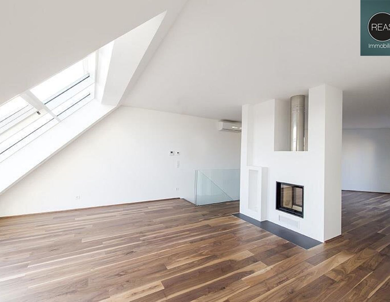 Bis Mai. 2032 befristet vermietete klimatisierte Dachgeschoss Maisonette mit 2 Terrassen und Kamin nahe Uno City!