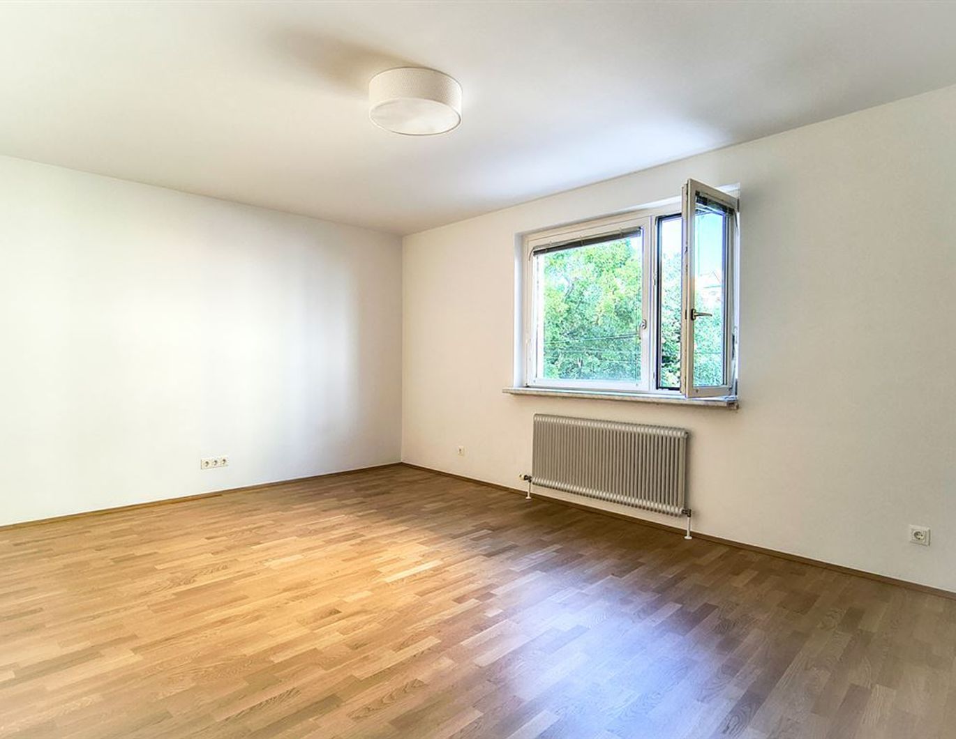 1100 Wien/Nähe Waldmüllerpark: Top-sanierte, helle 2-Zimmer-Wohnung mit Loggia in ruhiger Lage