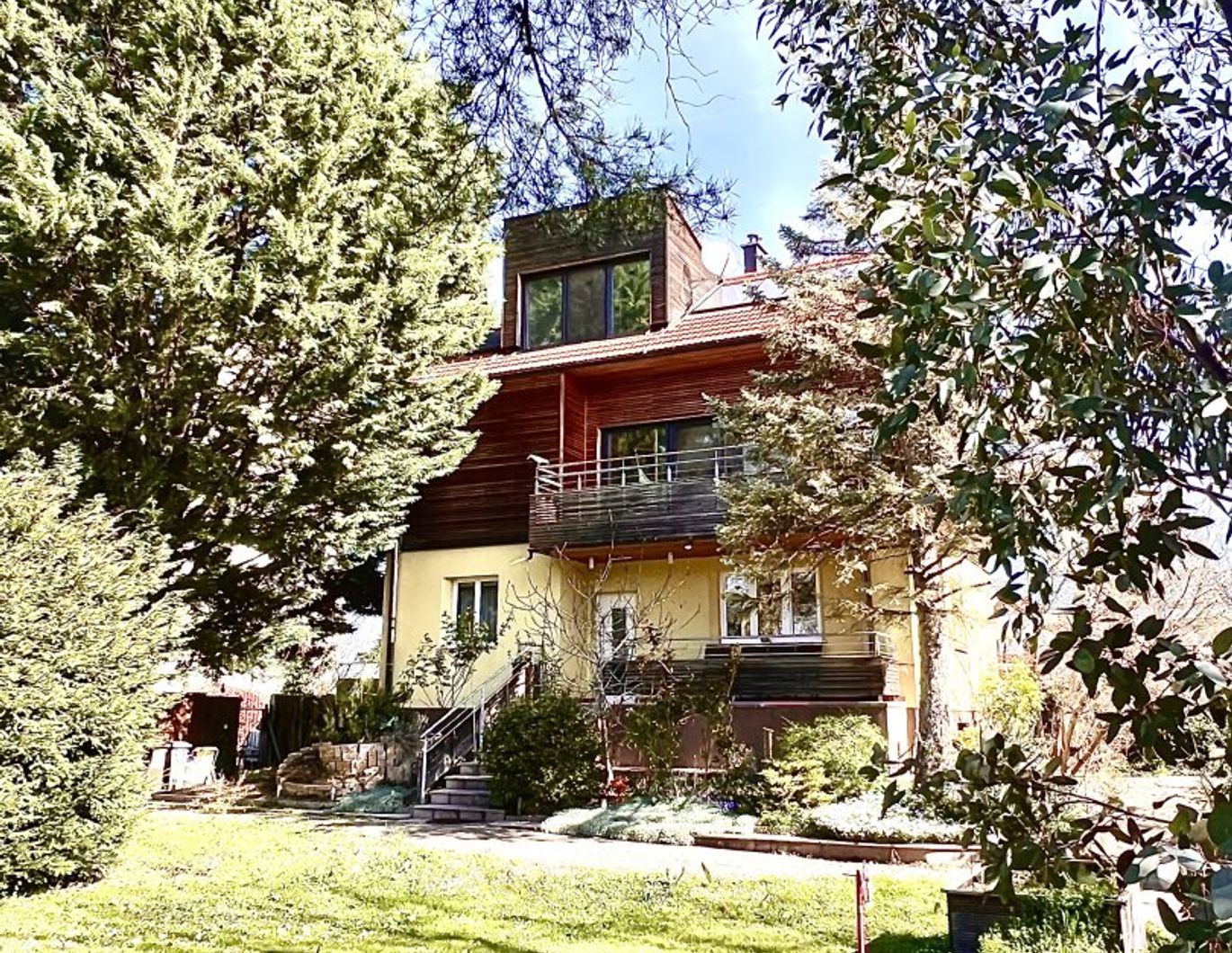 FAMILIENIDYLLE - GROSSZÜGIG UND RUHIG - WEITLÄUFIGER GARTEN - VIEL STAURAUM
