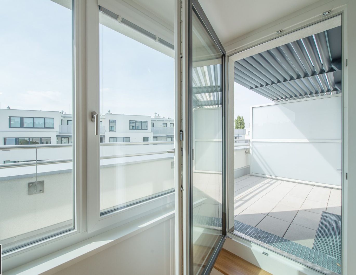 *Ab Februar* Helle 2 Zimmer Dachgeschosswohnung mit hofseitiger Terrasse - Abendsonne auf der eigenen Terrasse genießen! // ab 02/26 **VIDEO**