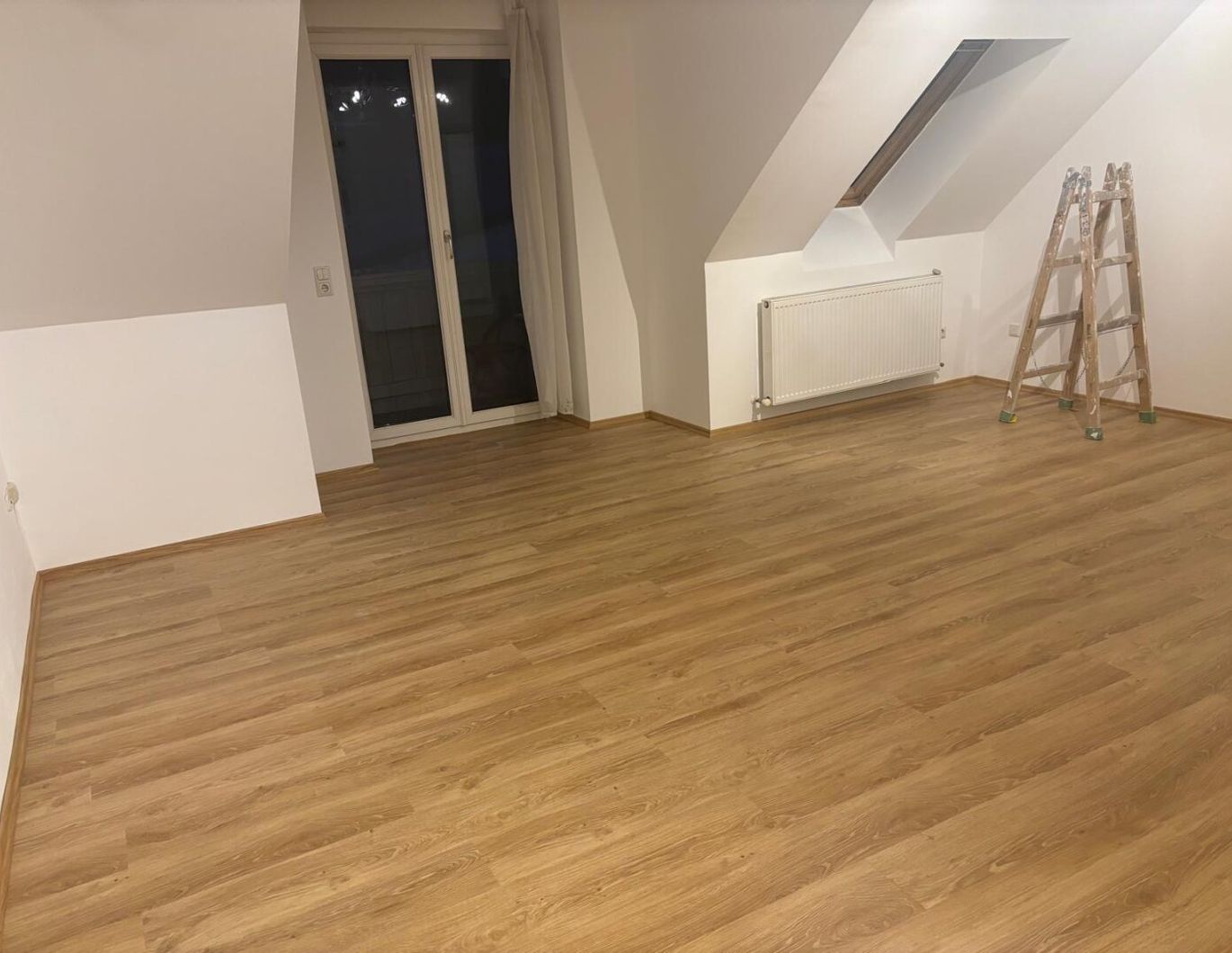 Helle Dachgeschoßwohnung in Linz: 3 Zimmer, Balkon und moderne Ausstattung!
