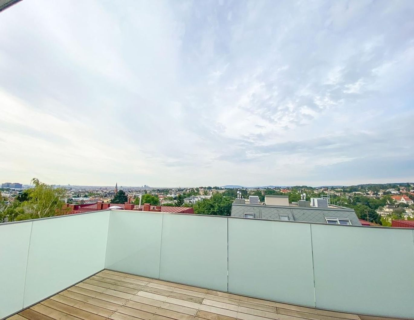 Exklusives Penthouse mit Terrasse, Weitblick & Tiefgarage // Exclusive Penthouse with Terrace, Panoramic Views & Underground Parking //