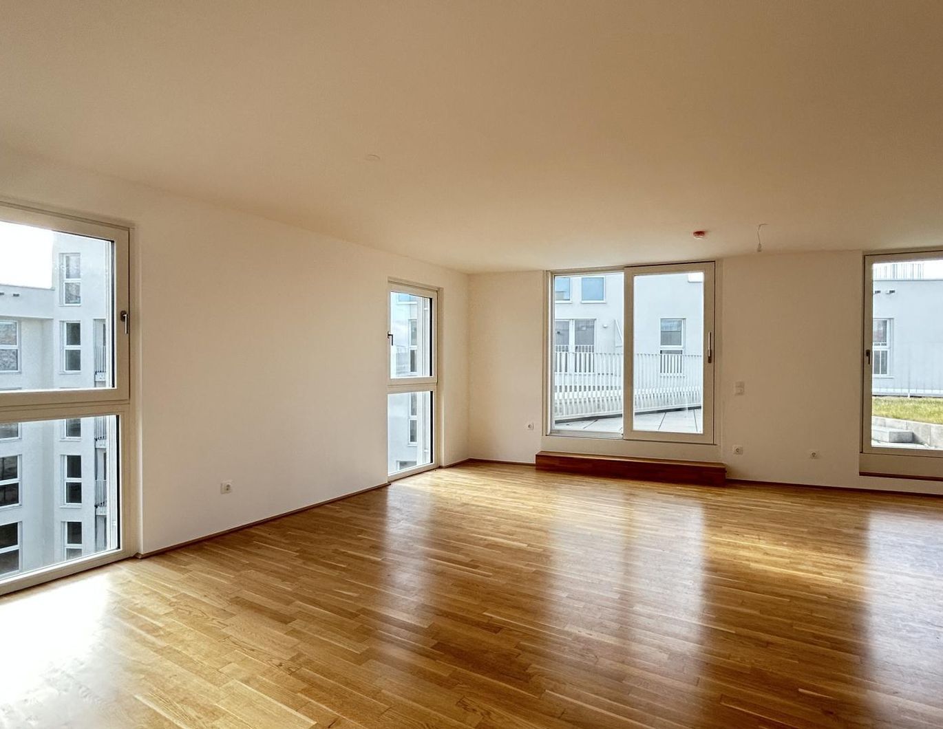 Lichtdurchflutet & stilvoll: 4-Zimmer-Neubau mit Dachgarten, provisionsfrei!